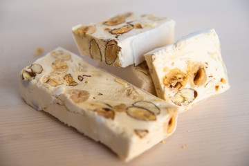 Pezzi di torrone morbido su tagliere bianco