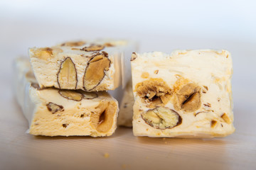 Pezzi di torrone morbido su tagliere bianco
