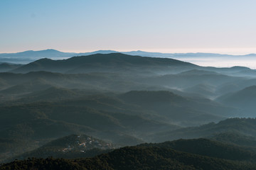 Fototapeta premium Paisaje de amanecer con neblina suave