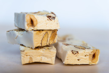 Pezzi di torrone morbido su tagliere bianco
