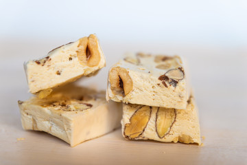 Pezzi di torrone morbido su tagliere bianco