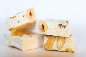 Pezzi di torrone morbido su tagliere bianco