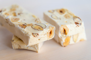 Pezzi di torrone morbido su tagliere bianco