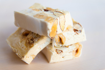 Pezzi di torrone morbido su tagliere bianco
