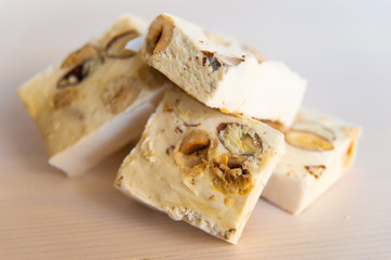 Pezzi di torrone morbido su tagliere bianco