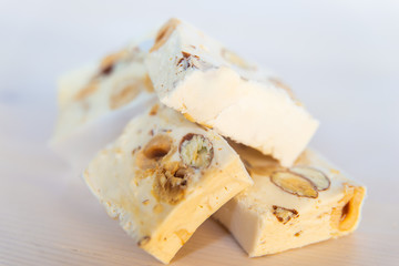 Pezzi di torrone morbido su tagliere bianco