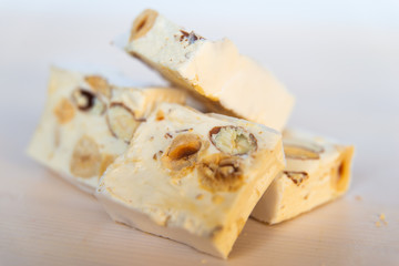 Pezzi di torrone morbido su tagliere bianco