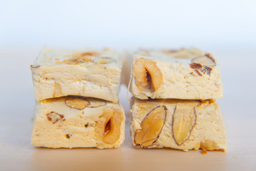 Pezzi di torrone morbido su tagliere bianco