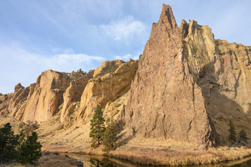 Fototapeta premium Rocks in a beautiful, beautiful canyon, desert river, Smith Rock State Park, Oregon
