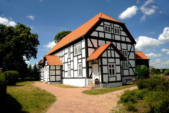 Eggesin, alte sanierte Fachwerkkirche