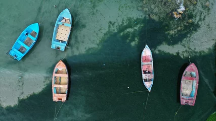 Fototapete Bolata Strand, Balgarevo, Bulgarien Luftbild von oben nach unten auf bunte Fischerboote, die in der Nähe der Küste der Bolata-Bucht am Schwarzen Meer, Bulgarien, festgemacht sind. Türkises Wasser
