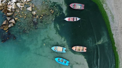 Selbstklebende Fototapete Bolata Strand, Balgarevo, Bulgarien Luftbild von oben nach unten auf bunte Fischerboote, die in der Nähe der Küste der Bolata-Bucht am Schwarzen Meer, Bulgarien, festgemacht sind. Türkises Wasser