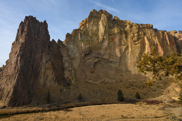 Fototapeta premium Rocks in a beautiful, beautiful canyon, desert river, Smith Rock State Park, Oregon