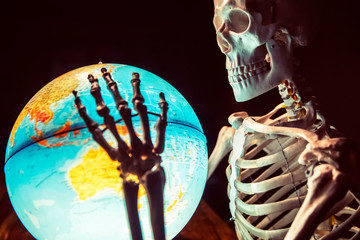 Skelett mit Globus, Klimawandel, Weltuntergang