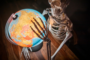 Skelett mit Globus, Klimawandel, Weltuntergang