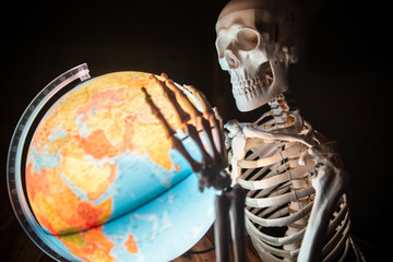 Skelett mit Globus, Klimawandel, Weltuntergang