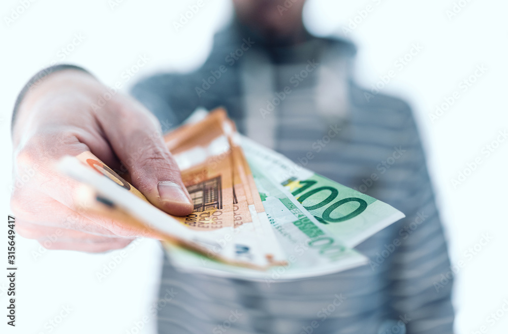 Des billets en euros passés de main en main