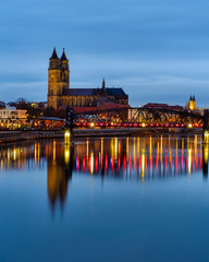 Magdeburger Dom in der blauen Stunde mit Stadtbeleuchtung während einer Langzeitbelichtung im Querformat