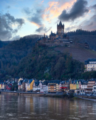 Reichsburg in Cochem in der Abenddämmerung im Hochformat