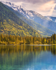 Sonnenstrahlen auf den Hintersee vor den Bayrischen Alpen im Hochformat