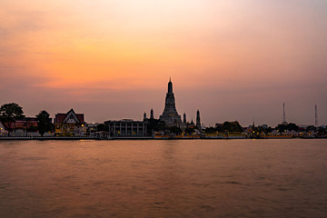 Fototapeta premium Arun Temple at river side, Thailand