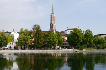 Fototapeta premium Isar mit Kirchturm St. Martin in Landshut