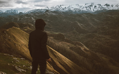 Hombre observando los Picos de Europa a lo lejos