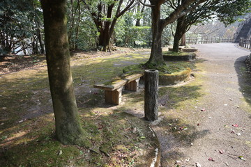 灰皿とベンチ