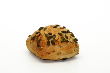 Gesundes Kürbiskernbrötchen freigestellt auf weißem Hintergrund