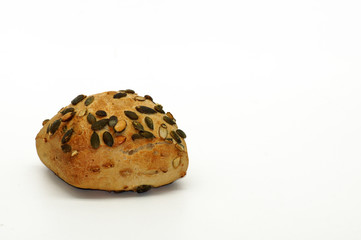 Gesundes Kürbiskernbrötchen freigestellt auf weißem Hintergrund