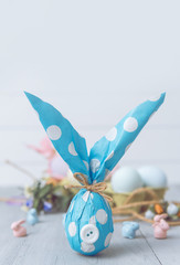 Obraz na płótnie Canvas easter bunny easter gift concept. do-it-yourself idea for Easter.