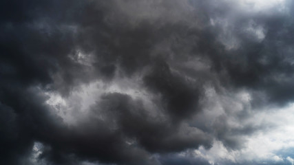 Obraz premium Background before the rain, sky, clouds, cloudscape, time lapse, sunset background, bright sky, time lapse clouds, evening clouds, move out, rolling, border, Thailand, Malaysia