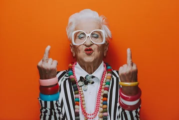 Tapeten Lustige Großmutterportraits. Ältere alte Frau, die sich für einen besonderen Anlass elegant kleidet. Oma-Model auf farbigen Hintergründen © oneinchpunch