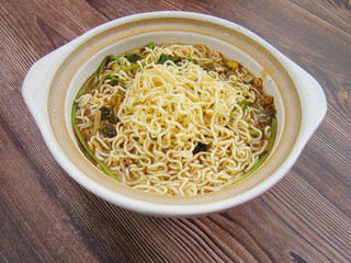 Lift the lid.Instant noodles  in a dish filled with boiling water.Chinese tableware