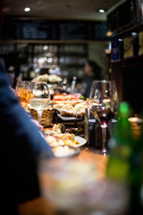 Fototapeta premium Pintxos tapas sur le bar d'un restaurant en Espagne