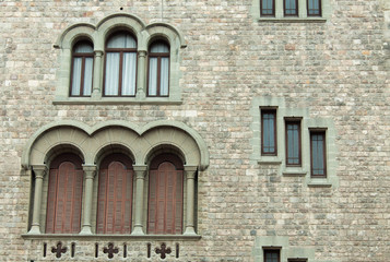 Fototapeta na wymiar Diferentes formas de ventanas en edificios de barcelona