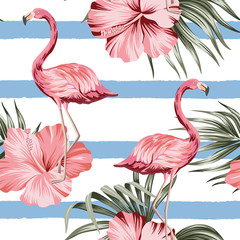 Tropische roze hibiscus en flamingo bloemen groene palmbladeren naadloze patroon gestreepte achtergrond. Exotisch junglebehang.