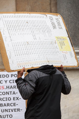 Naklejka premium Vendedor busca cliente con su grand cartel en la cabeza 
