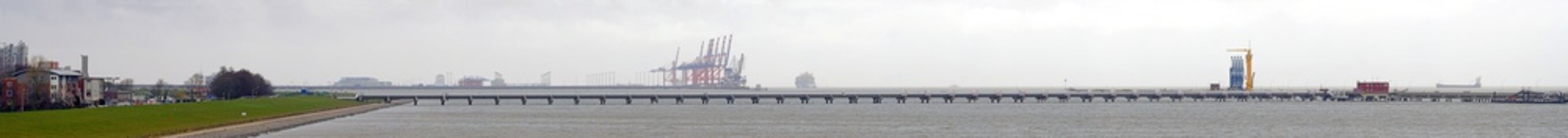 Fototapeta na wymiar Panoramabild vom Ölhafen und Containerhafen