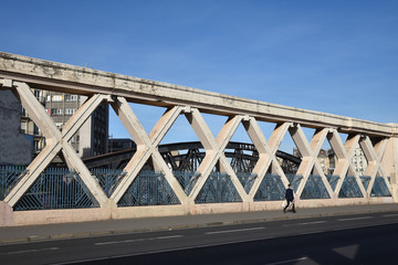 Pont à structure en béton à Paris