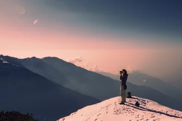 Fototapete Annapurna Reisender Fotograf, der sich auf dem schneebedeckten Berg entspannt und den Blick auf den Fishtale-Berg, die Sonnenaufgangszeit, die Freiheit und das Reisekonzept genießt