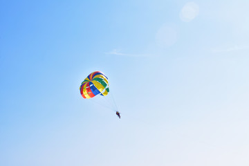 para sailing over the ocean in goa