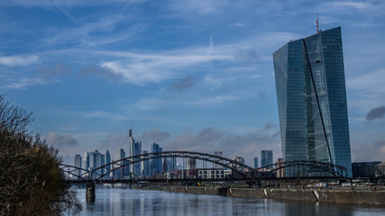 Frankfurter Skyline mit Blick auf EZB über Deutschherrnbrücke