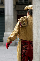 mimo disfrazado de torero en una calle de Madrid