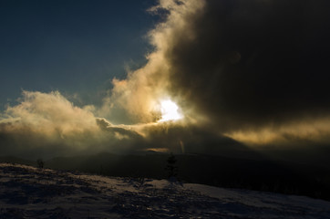 Fototapeta na wymiar Zima, śnieg, słońce, wiatr, bieszczady Bukowe Berdo