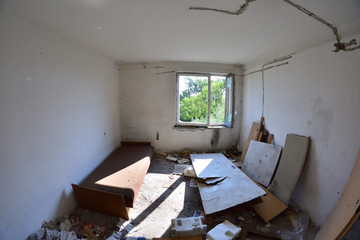 Wnętrze starego zniszczonego i opuszczonego budynku z gruzem i śmieciami