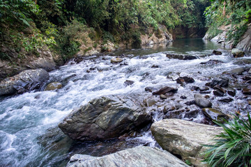 Naklejka na ściany i meble Aguas cristalinas, impolutas del ríos Colombianos