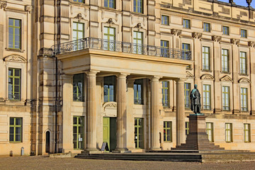  Klassizisisches Schloss Ludwigslust: Stadtfassade (1788, Mecklenburg-Vorpommern)