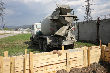 Fill the foundation of the house, garage. The work of construction workers.