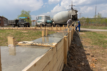 Fill the foundation of the house, garage. The work of construction workers.